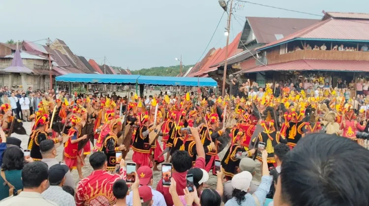 Antusiasme Warga Fanayama Sambut Gubsu dan Dubes Prancis di Bawomataluo