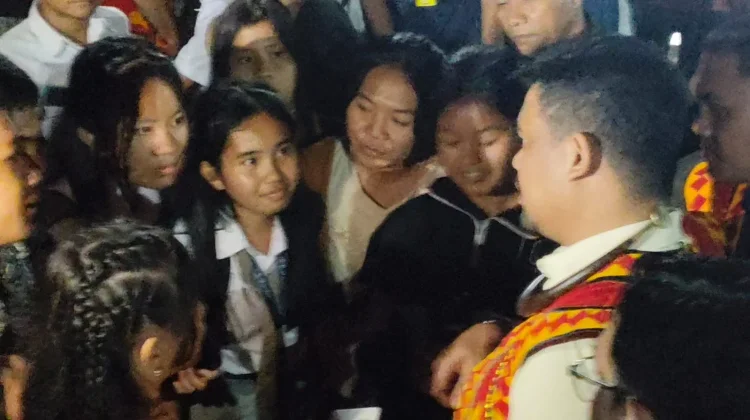Antusiasme Warga Fanayama Sambut Gubsu dan Dubes Prancis di Bawomataluo