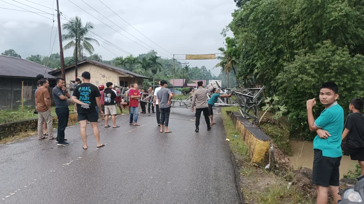 Hujan Lebat Sebabkan Longsor di Perbatasan Idanogao - Hilibadalu, Kabupaten Nias