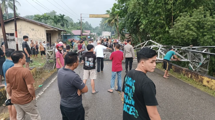 Hujan Lebat Sebabkan Longsor di Perbatasan Idanogao - Hilibadalu, Kabupaten Nias