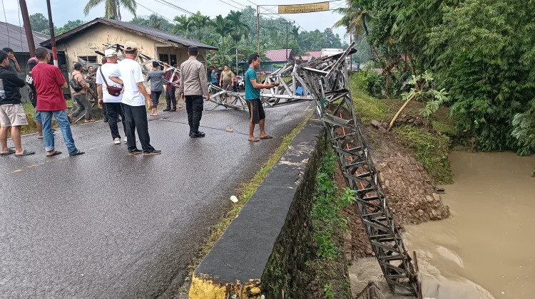 Hujan Lebat Sebabkan Longsor di Perbatasan Idanogao - Hilibadalu, Kabupaten Nias