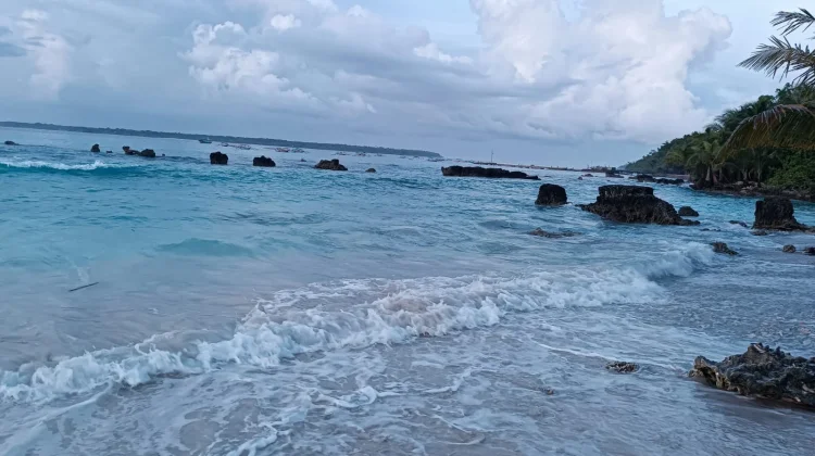 Pantai Masih Alami Kepulauan Hinako, Kabupaten Nias Barat