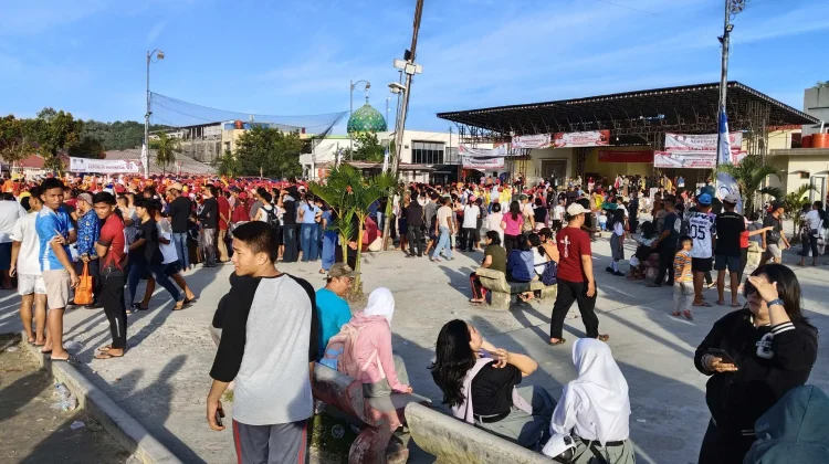 Antusiasme Warga Nisel Ikuti Upacara Penurunan Bendera di HUT KEMRI ke-81