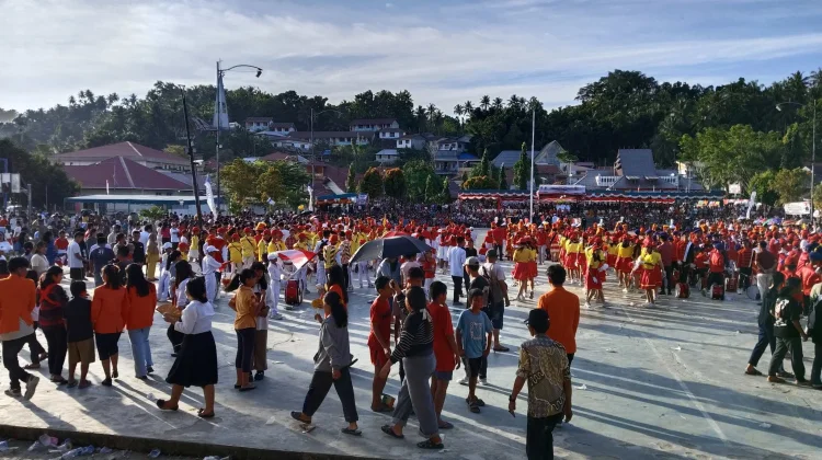 Antusiasme Warga Nisel Ikuti Upacara Penurunan Bendera di HUT KEMRI ke-81