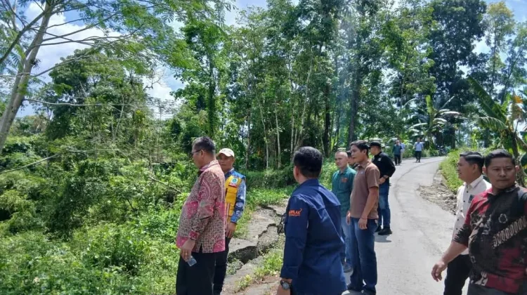 Bupati Nisel Tinjau Jalan Longsor di Desa Lawa-Lawa Luo, Lolomatua