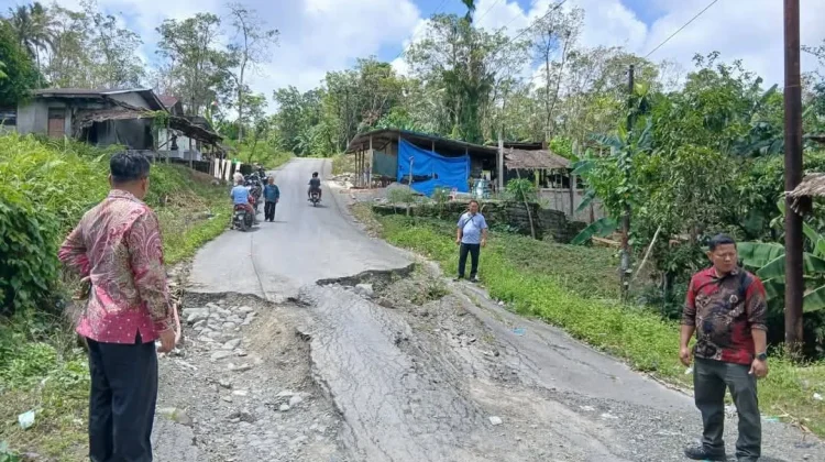 Bupati Nisel Tinjau Jalan Longsor di Desa Lawa-Lawa Luo, Lolomatua