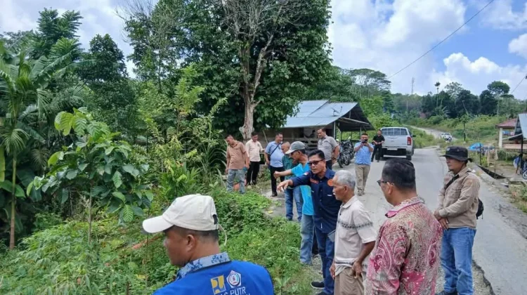 Bupati Nisel Tinjau Jalan Longsor di Desa Lawa-Lawa Luo, Lolomatua