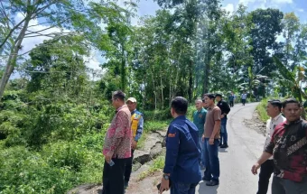 Bupati Nisel Tinjau Jalan Longsor di Desa Lawa-Lawa Luo, Lolomatua