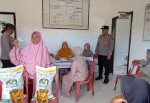 Polisi Kawal Penyaluran Bantuan Pangan di Pulau-Pulau Batu