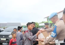 Jum’at Berkah Polres Nias Selatan Bagikan Makanan