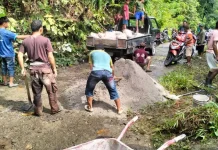 Wujudkan Kebersamaan, Masyarakat Onolalu Gelar Gotong Royong
