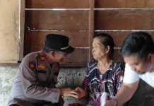 Minggu Kasih, Kapolsek Pulau Batu Bantu Lansia Sebatang Kara