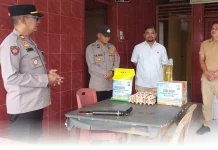 Patuhi Tradisi Jum'at Berkah, Polsek Pulau Batu Bagikan Bansos