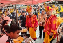 Momen Bupati dan Wabup Nisel Kunjungi Stan UMKM di Maniamolo Fest 2026