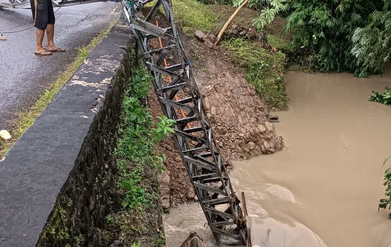 Hujan Lebat Sebabkan Longsor di Perbatasan Idanogao - Hilibadalu, Kabupaten Nias