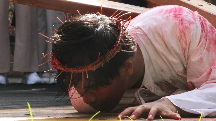 OMK Katedral Padang Pentaskan Drama Jalan Salib pada Jumat Agung