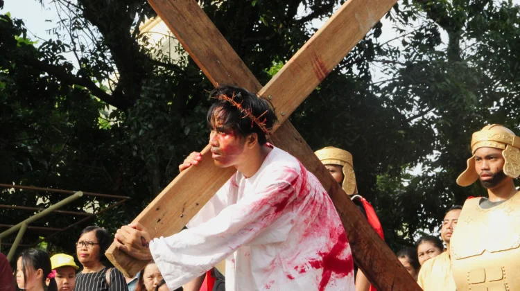 OMK Katedral Padang Pentaskan Drama Jalan Salib pada Jumat Agung