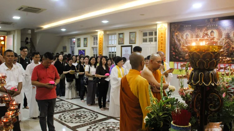 Prosesi Pelita Warnai Malam Waisak 2570 di Vihara Buddha Warman Padang