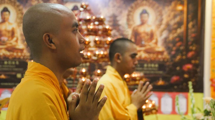 Prosesi Pelita Warnai Malam Waisak 2570 di Vihara Buddha Warman Padang