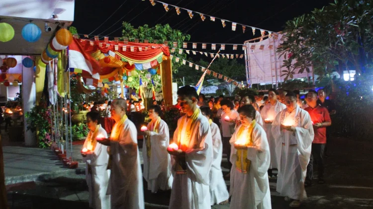 Prosesi Pelita Warnai Malam Waisak 2570 di Vihara Buddha Warman Padang