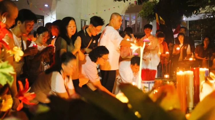 Prosesi Pelita Warnai Malam Waisak 2570 di Vihara Buddha Warman Padang