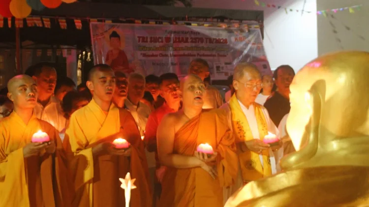 Prosesi Pelita Warnai Malam Waisak 2570 di Vihara Buddha Warman Padang
