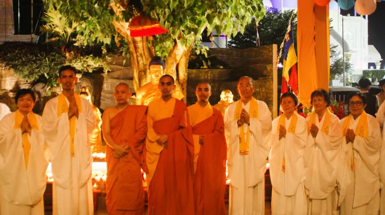 Prosesi Pelita Warnai Malam Waisak 2570 di Vihara Buddha Warman Padang