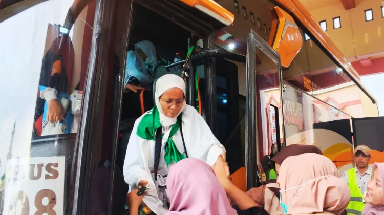 Kepulangan Jemaah Haji Kloter 11 Debarkasi Padang