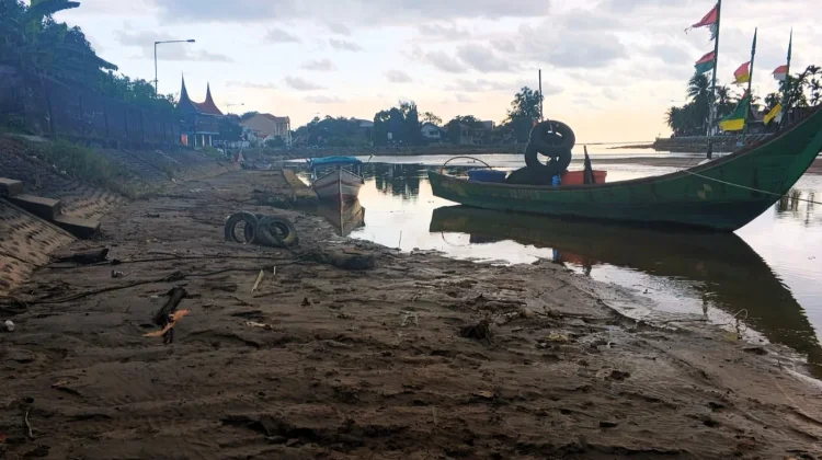Perahu Nelayan Kerap Kandas akibat Pendangkalan Muaro Ulak Karang