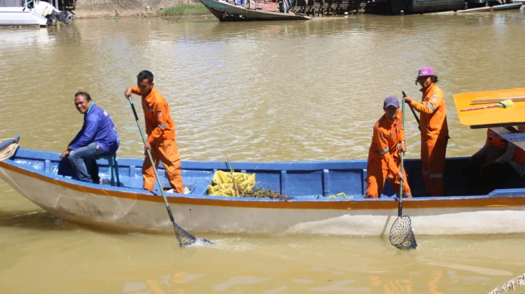 Deretan Petugas DLH Padang Bersihkan Batang Arau Jaga Kawasan Selaju Sampan