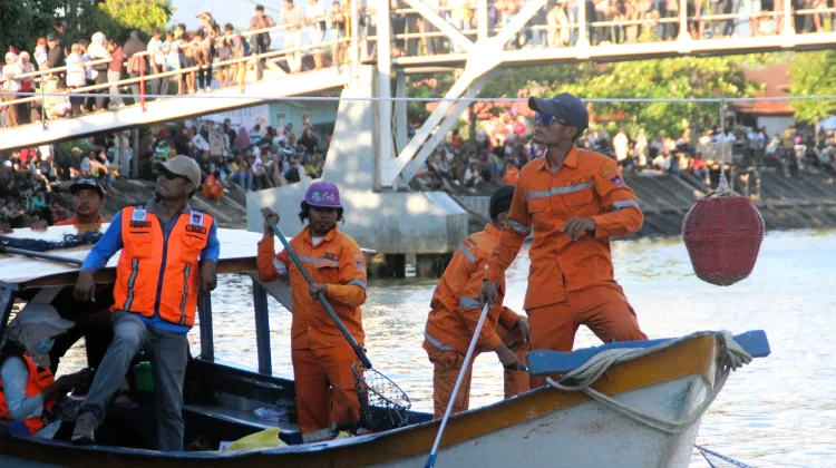 Deretan Petugas DLH Padang Bersihkan Batang Arau Jaga Kawasan Selaju Sampan