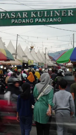 Sore Hari Pertama Ramadan di Padang Panjang, Warga Padati Pasar Kuliner