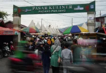 Sore Hari Pertama Ramadan di Padang Panjang, Warga Padati Pasar Kuliner