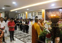 Prosesi Pelita Warnai Malam Waisak 2570 di Vihara Buddha Warman Padang