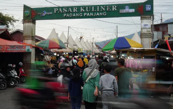 Sore Hari Pertama Ramadan di Padang Panjang, Warga Padati Pasar Kuliner