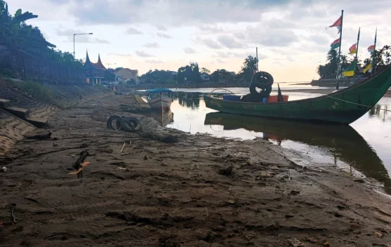 Perahu Nelayan Kerap Kandas akibat Pendangkalan Muaro Ulak Karang