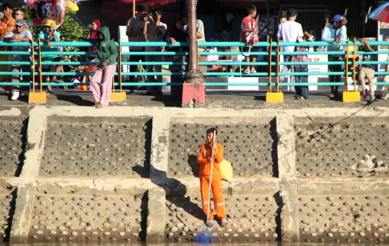 Deretan Petugas DLH Padang Bersihkan Batang Arau Jaga Kawasan Selaju Sampan