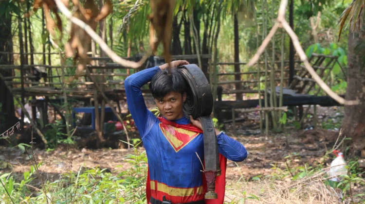 Kenakan Kostum Superman, Remaja di Palangka Raya Berjibaku Padamkan Karhutla
