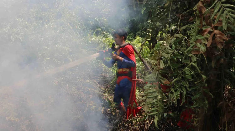 Kenakan Kostum Superman, Remaja di Palangka Raya Berjibaku Padamkan Karhutla