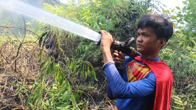 Kenakan Kostum Superman, Remaja di Palangka Raya Berjibaku Padamkan Karhutla
