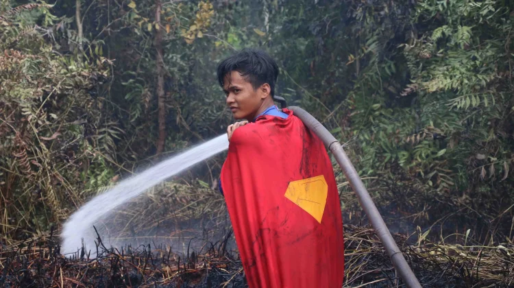 Kenakan Kostum Superman, Remaja di Palangka Raya Berjibaku Padamkan Karhutla