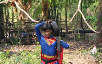 Kenakan Kostum Superman, Remaja di Palangka Raya Berjibaku Padamkan Karhutla