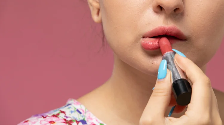Tips Memakai Lipstik untuk Bibir Kering
