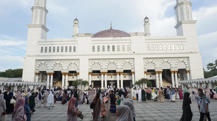 Suasana Khidmat dan Hangat Salat Idulfitri di Masjid Raya Mujahidin Pontianak