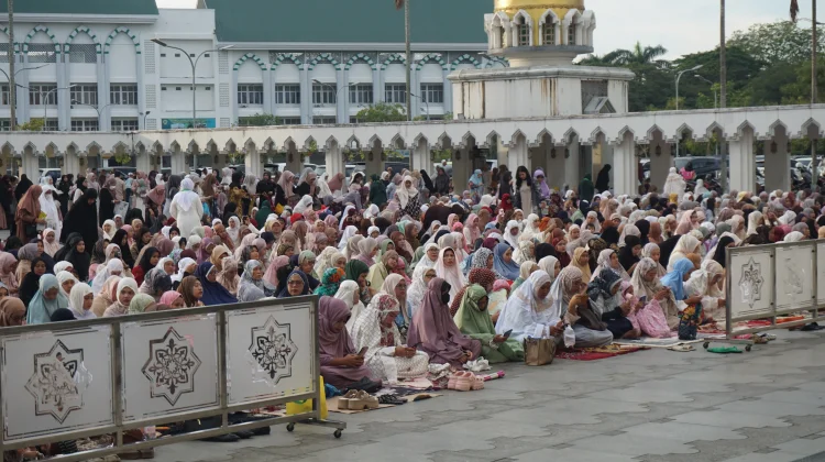 Suasana Khidmat dan Hangat Salat Idulfitri di Masjid Raya Mujahidin Pontianak