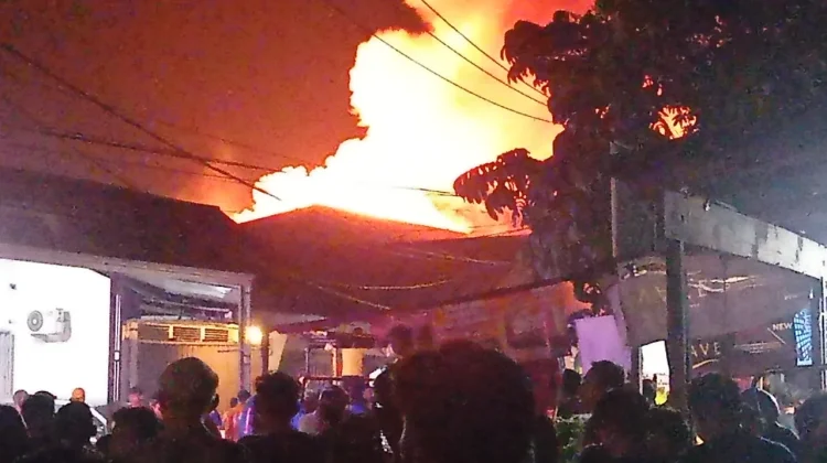 Potret Kebakaran Enam Rumah di Parwasal Pontianak Utara