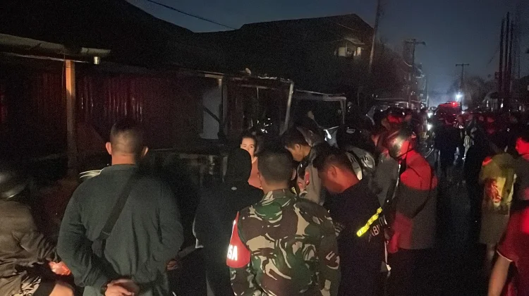 Potret Kebakaran Enam Rumah di Parwasal Pontianak Utara