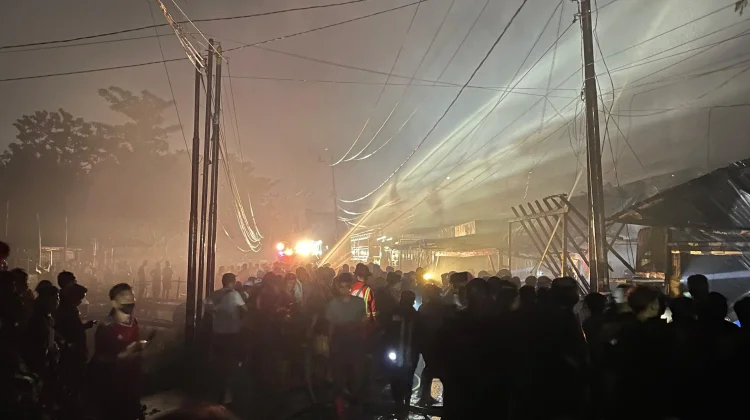 Potret Kebakaran Enam Rumah di Parwasal Pontianak Utara