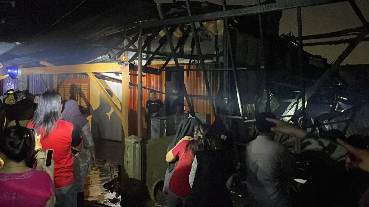 Potret Kebakaran Enam Rumah di Parwasal Pontianak Utara