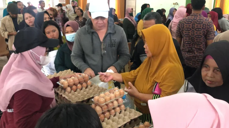 Warga Pontianak Utara Serbu Telur Murah
